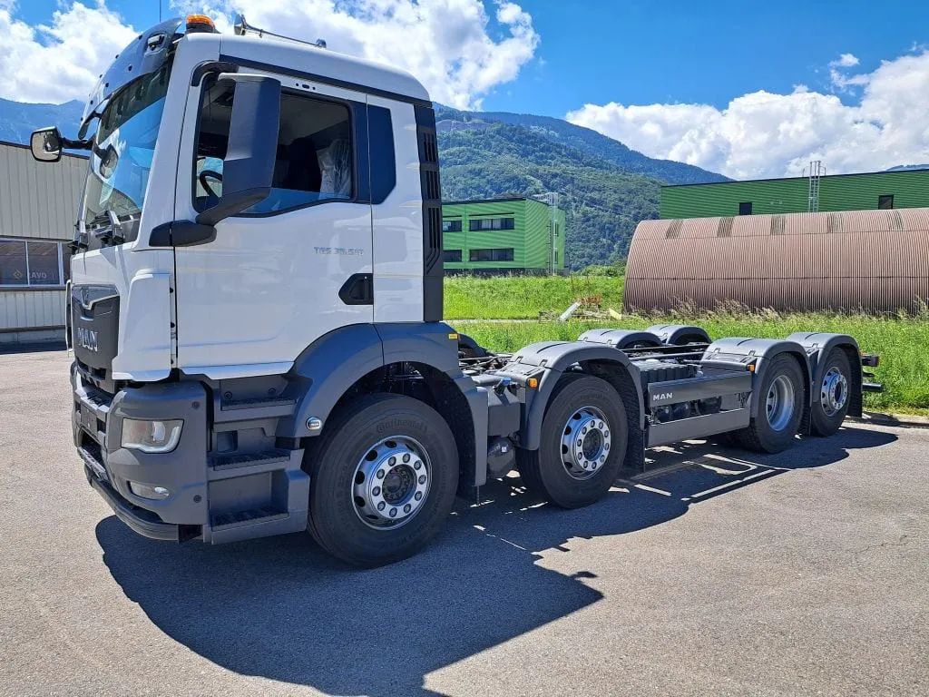 MAN 4 essieux neuf ADR - Vue principale