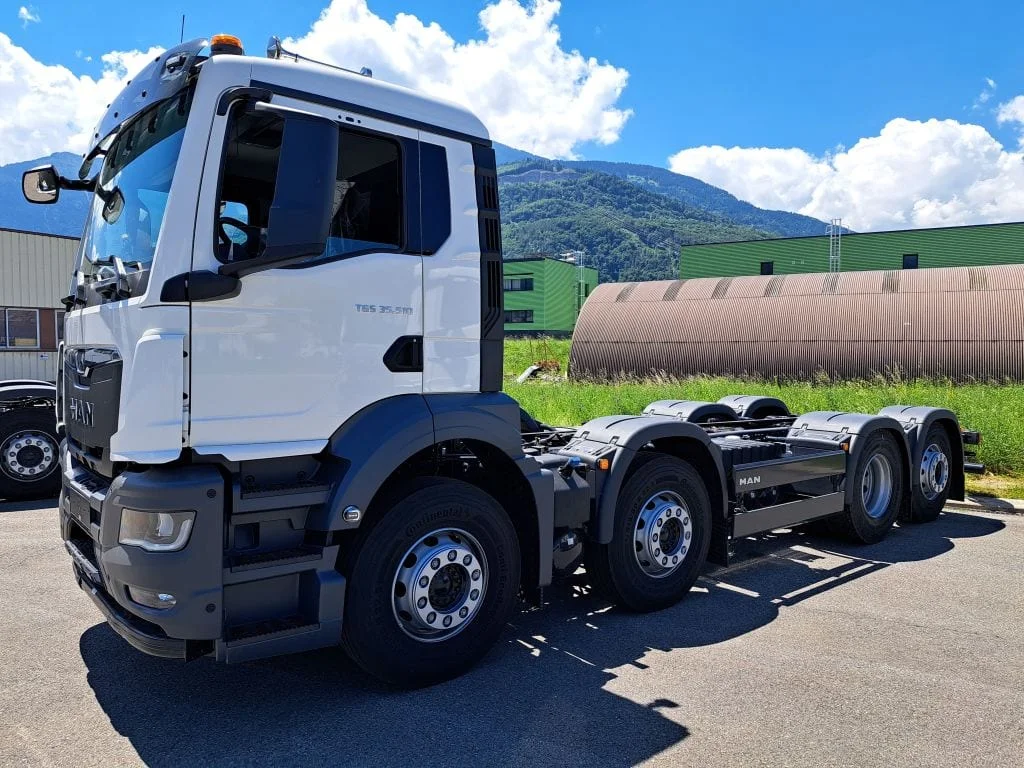 MAN 4 essieux neuf - Vue principale