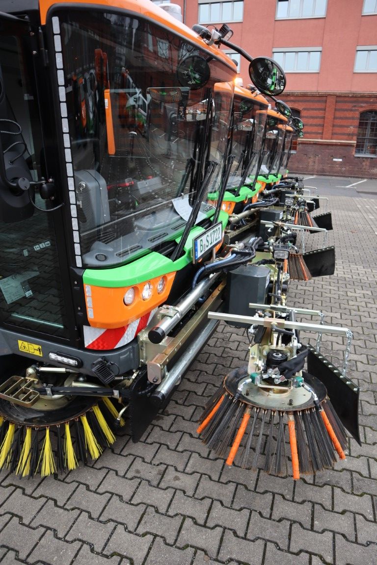 Berliner Stadtreinigung is one of the first cities in the world to introduce the RAVO 5 eSeries to their fleet.