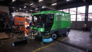 Livraison par tksa de la première balayeuse 4-5 m3 électrique en Suisse à la Ville d’Yverdon.