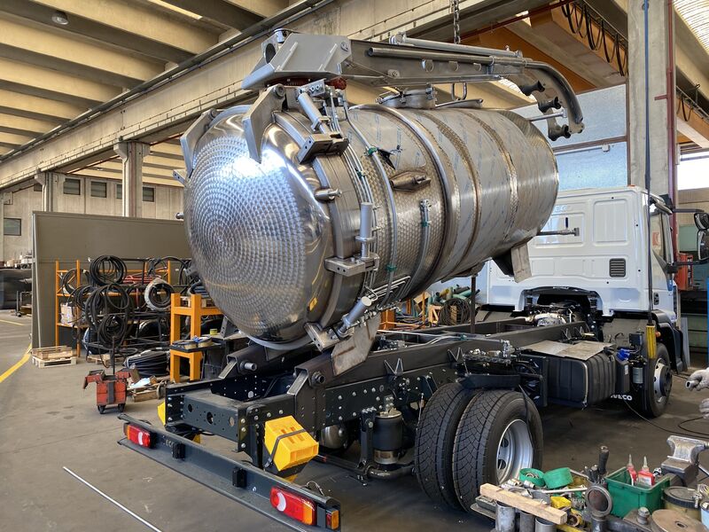 Pose d\\\'une citerne inox AISI 316L-2B basculante de 6\\\'000 litres sur son châssis Iveco 4x2 / 15 T / Empattement 3\\\'690 mm et Largeur 2.