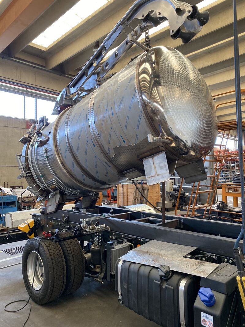 Pose d\\\'une citerne inox AISI 316L-2B basculante de 6\\\'000 litres sur son châssis Iveco 4x2 / 15 T / Empattement 3\\\'690 mm et Largeur 2.