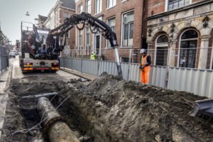 Wanneer ga je grondzuigen?!

Grondzuigen is graven zonder dat de in de bodem aanwezige boomwortels, kabels en leidingen beschadigd worden.