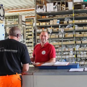 À votre service, tout au long de l’année! ENTRETIEN & RÉPARATION – Toni Küpfer SA, fort de son considérable stock, garantit des pièces détachées pour toutes les marques, actuelles et anciennes, sur son site principal à Bex.