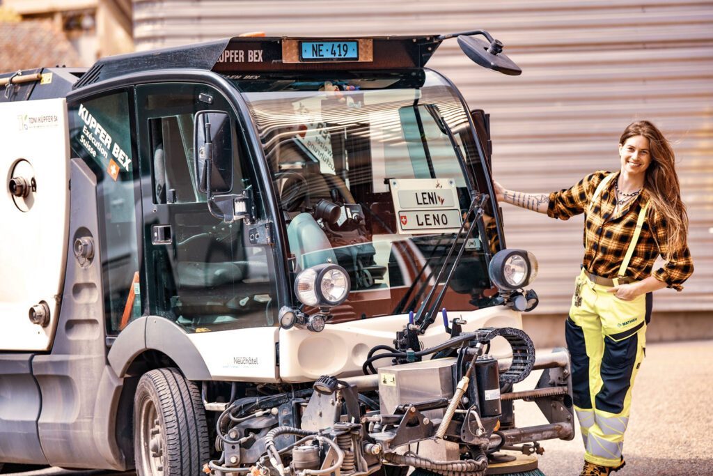 LENORA ROSSI UND IHRE KEHRMASCHINE LENI